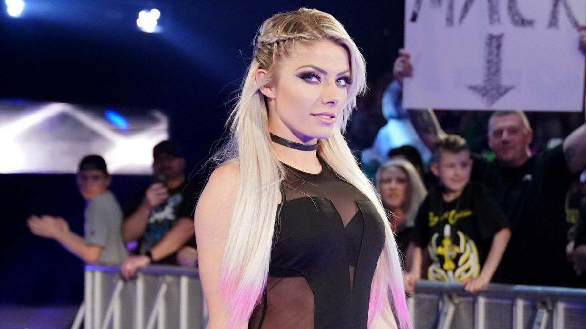 Alexa Bliss Interviews "Hanson" Member (Video), Nikki Bella's Fight With Her Brother