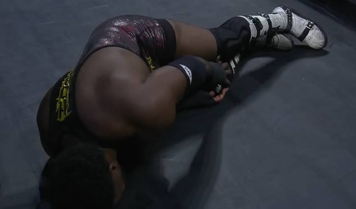 Hobbs Gets Hurt in His Leg on AEW Dynamite Show